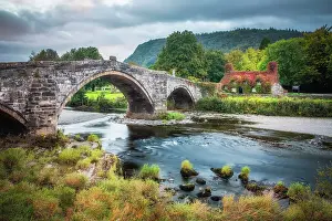 Tu Hwnt l r Bont Tearooms covered in Virginia creeper in autumn, Llanrwst, Conwy, Wales