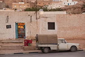 Images Dated 25th November 2010: Tunisia, Ksour Area, Matmata, small shop