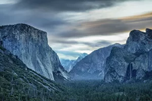 Images Dated 27th May 2021: Tunnel View with El Capitan and Cathedral Rocks, Yosemite National Park, California, USA
