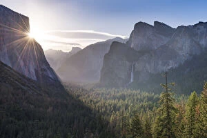 Images Dated 11th August 2020: Tunnel View vista of Yosemite Valley in early morning sunlight, Yosemite, California, USA
