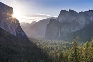 Tunnel View vista of Yosemite Valley in early morning sunlight, Yosemite, California, USA Tunnel View vista of Yosemite Valley in early morning sunlight, Yosemite, California, USA