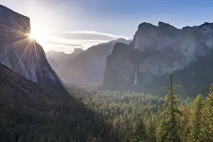 Tunnel View vista of Yosemite Valley in early morning sunlight, Yosemite, California, USA