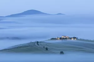 Tuscan farmhouse in the mist, Pienza, Val d Orcia, Tuscany, Italy