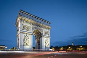 Twilight at Arc de Triomphe de l etoile, Paris, France