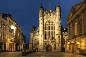 Images Dated 8th December 2021: Twilight view of Bath Abbey, Bath, Somerset, England. Summer (June) 2019