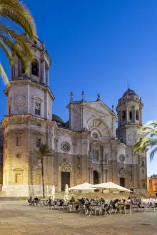 Images Dated 26th August 2021: Twilight view of an outdoor cafe in Plaza de la Catedral, Cadiz, Andalusia, Spain