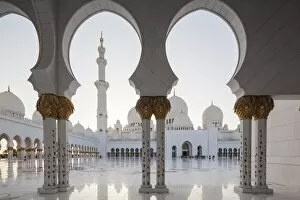 Images Dated 4th November 2015: UAE, Abu Dhabi, Sheikh Zayed bin Sultan Mosque, arches