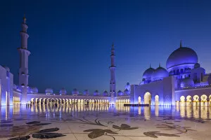 Images Dated 31st May 2016: UAE, Abu Dhabi, Sheikh Zayed bin Sultan Mosque, courtyard, dusk