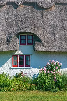 UK, England, Cambridgeshire, Barrington, Traditional thatched cottage