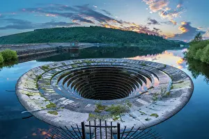 UK, England, Derbyshire, Peak District National Park, High Peak, Ladybower Reservoir, bell mouth spillway, overflow or plug hole