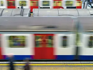 Public Transport Prints: UK, England, London, Earls Court Underground Station