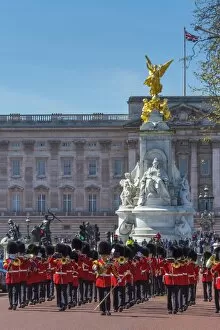 Images Dated 20th April 2016: UK, England, London, The Mall, Buckingham Palace, Changing of the Guard