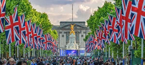 UK, England, London, The Mall and Buckingham Palace and Victoria Memorial, Platinum Jubilee of Queen Elizabeth II