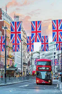 Images Dated 18th August 2022: UK, England, London, Piccadilly