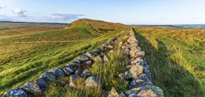 Images Dated 5th March 2020: UK, England, Northumberland, Haltwhistle, Melkridge, Winshield Crags, Hadrians Wall