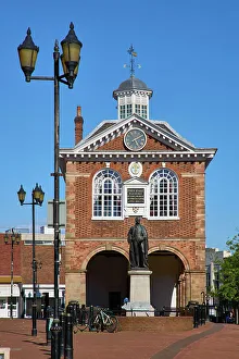 Images Dated 13th September 2022: UK, England, Staffordshire, Tamworth, Town Hall with statue of Sir Robert Peel infront