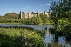 Images Dated 10th May 2017: UK, England, Suffolk, Framlingham, Framlingham Castle across The Mere