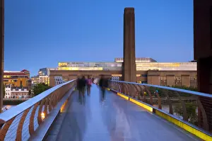 UK, London, Bankside, Tate Modern and Millennium Bridge over River Thames