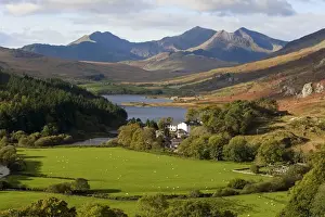 UK, North Wales, Snowdonia. The Snowdon Horseshoe rises above Llyn Mymbr