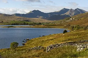 UK, North Wales, Snowdonia. The Snowdon Horseshoe rises above Llyn Mymbyr