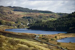 UK, North Wales, Snowdonia. View east along Llyn Mymbr towards Plas y Brenin