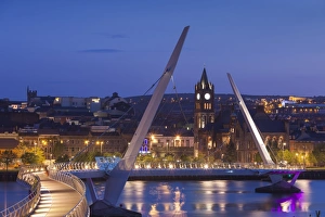UK, Northern Ireland, County Londonderry, Derry, The Peace Bridge over the River Foyle