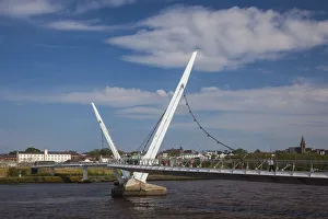 UK, Northern Ireland, County Londonderry, Derry, The Peace Bridge over the River Foyle