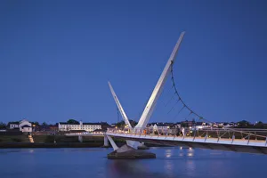 UK, Northern Ireland, County Londonderry, Derry, The Peace Bridge over the River Foyle