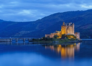 UK, Scotland, Highlands, Dornie, Twilight view of the Eilean Donan Castle