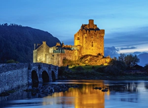 UK, Scotland, Highlands, Dornie, Twilight view of the Eilean Donan Castle