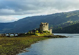 UK, Scotland, Highlands, Dornie, View of the Eilean Donan Castle