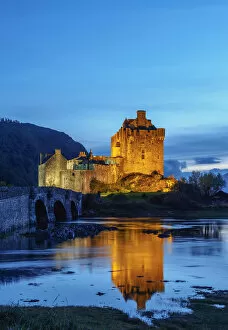 UK, Scotland, Highlands, Dornie, Twilight view of the Eilean Donan Castle