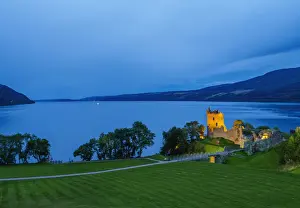 UK, Scotland, Highlands, Twilight view of the Urquhart Castle and Loch Ness