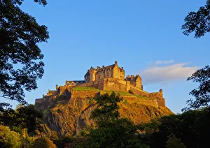 UK, Scotland, Lothian, Edinburgh, View of the Edinburgh Castle illuminated by the sunset