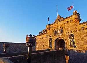 Images Dated 31st March 2016: UK, Scotland, Lothian, Edinburgh, View of the Edinburgh Castle illuminated by the sunrise