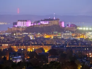 UK, Scotland, Lothian, Edinburgh, Twilight view of the Castle from the Blackford Hill