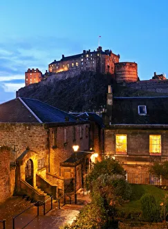 UK, Scotland, Lothian, Edinburgh, Twilight view of the Old Town and the Castle
