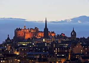 UK, Scotland, Lothian, Edinburgh, Twilight view of the Old Town and the Castle