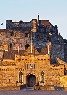 UK, Scotland, Lothian, Edinburgh, View of the Edinburgh Castle illuminated by the sunrise