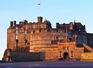 UK, Scotland, Lothian, Edinburgh, View of the Edinburgh Castle illuminated by the sunrise