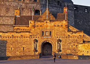 UK, Scotland, Lothian, Edinburgh, View of the Edinburgh Castle illuminated by the sunrise