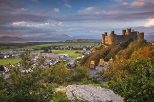 Images Dated 25th September 2017: Uk, Wales, Gwynedd, Harlech, Harlech Castle, Mountains of Snowdonia National Park beyond