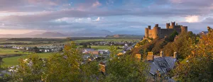 Images Dated 25th September 2017: Uk, Wales, Gwynedd, Harlech, Harlech Castle, Mountains of Snowdonia National Park beyond