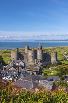Uk, Wales, Gwynedd, Harlech, Harlech Castle, Harlech Beach and Llyn Peninsula across