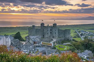 Uk, Wales, Gwynedd, Harlech, Harlech Castle, Harlech Beach and Llyn Peninsula across