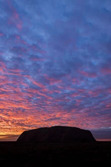 Northern Territory Gallery: Uluru (Ayers Rock) silhouetted at sunrise, Uluru Kata Tjuta National Park