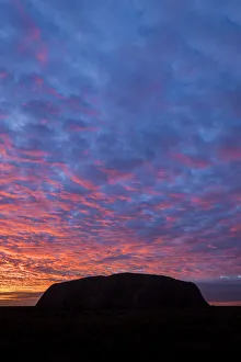 Northern Territory Gallery: Uluru (Ayers Rock) silhouetted at sunrise, Uluru Kata Tjuta National Park