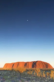 Images Dated 22nd March 2016: Uluru (UNESCO World Heritage Site) at dawn, Uluru-Kata Tjuta National Park, Northern