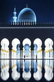 Middle East Gallery: United Arab Emirates, Abu Dhabi. Sheikh Zayed Grand Mosque at night