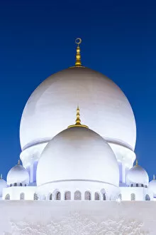 Images Dated 14th December 2015: United Arab Emirates, Abu Dhabi. The white marble domes of Sheikh Zayed Grand Mosque